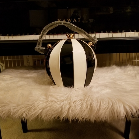 Unbranded Handbags - BLACK AND WHITE BALL PARTY PURSE! 🖤🖤🖤